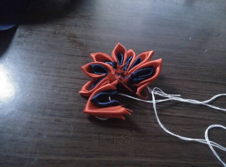 红蓝魅惑小花，有现货，可以按照要求制作成发夹或头绳 第5步
