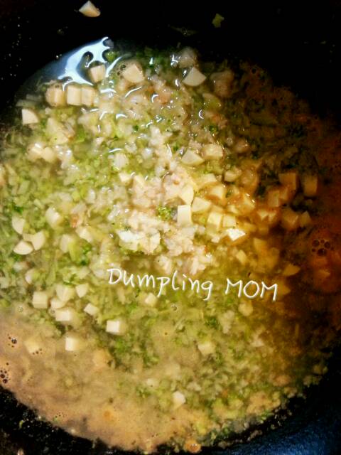 【Dumpling MOM】奶香时蔬虾味饭 第3步