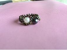 用黑白两色珍珠和金属质感米珠做成哒小戒指