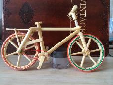 用一次性筷子，易拉罐，水笔芯做的自行车
