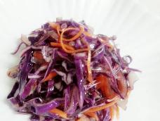 紫甘蓝最营养的吃法便是凉拌，配以甜元葱，胡萝卜，营养更是美味，偶家的私房菜(≧∇≦)