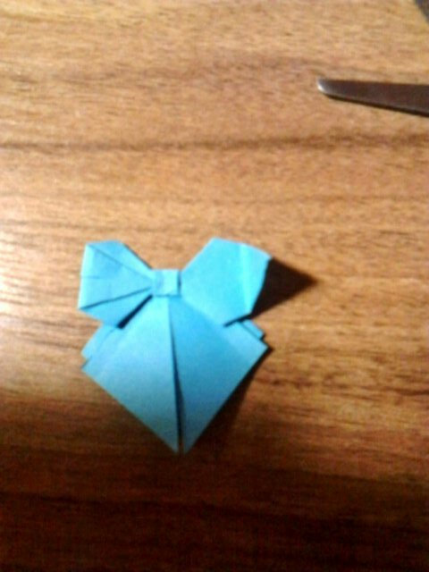 超级简单的蝴蝶结折纸装饰 第22步