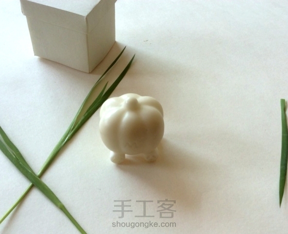 应人要求按图用象牙果做的南瓜马车