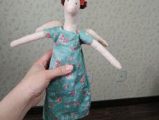 很喜欢托恩芬南吉尔的作品，所以按她书上教的自己也动手做一个天使玩偶，虽说不是原创，但是也是我一针一线亲自缝制而成的，和大家分享一下