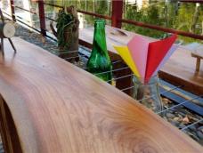 Floating系列首作


之所以River Collection的设计师可以把桌子做得那么美，跟他所处之地有一条美丽的河流不无关系。坚持要作成漂流，只是想把曾经在眼前浮现的“一条充满漂浮物的暗绿色的河”表现出来。

所用材料，除了钢索是淘宝买的，其他包括台面在内的园林木，都是废弃物。