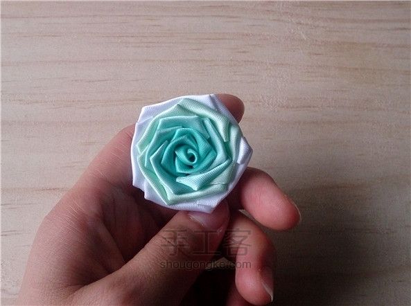 DIY精致的缎带玫瑰制作教程 第14步