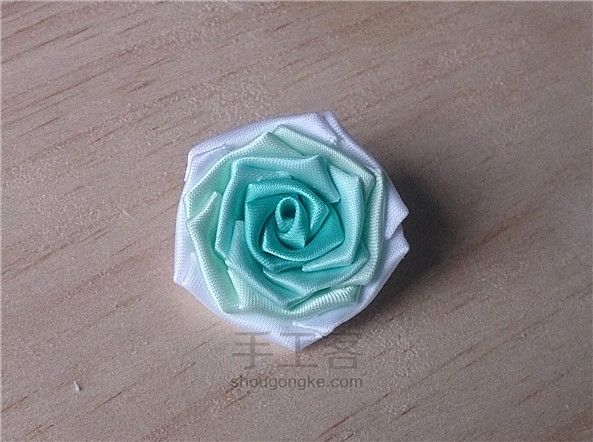DIY精致的缎带玫瑰制作教程 第15步