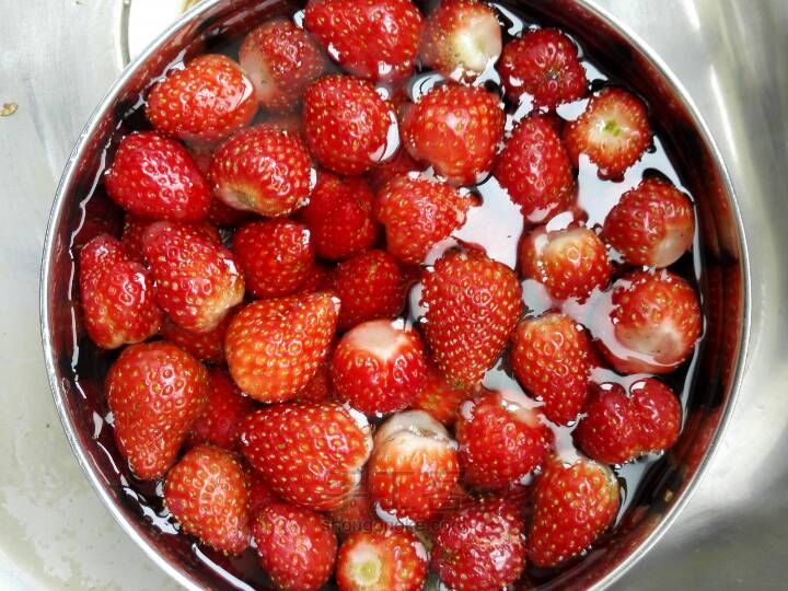 简单美味的草莓酱~ 第1步