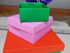 用彩色卡纸做一个美丽又有心意的礼物盒吧