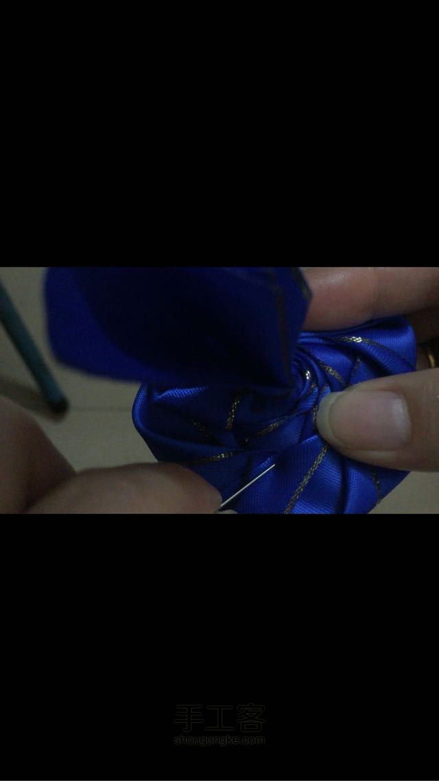 蓝色玫瑰花折法 第9步