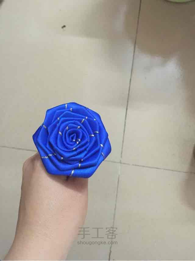 蓝色玫瑰花折法 第12步