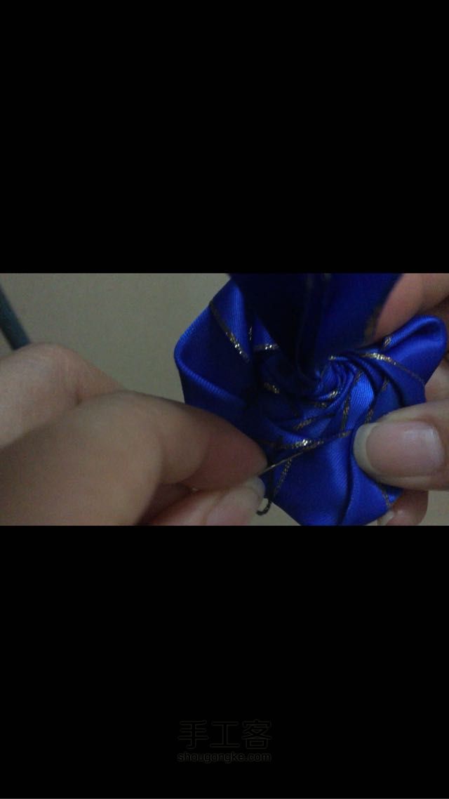 蓝色玫瑰花折法 第10步