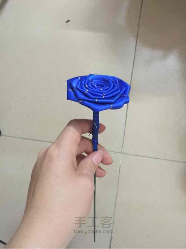 蓝色玫瑰花折法 第13步