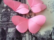 漫天飞舞的小蝴蝶呀，因为个人喜欢小的东西，所以用小正方形纸叠，大家也可以用大正方形纸叠！