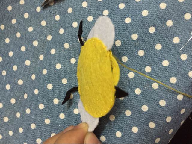 小蜜蜂。嗡嗡嗡。不织布挂饰 第6步