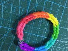 用不同颜色的橡皮筋和U型编织器编出彩虹手链