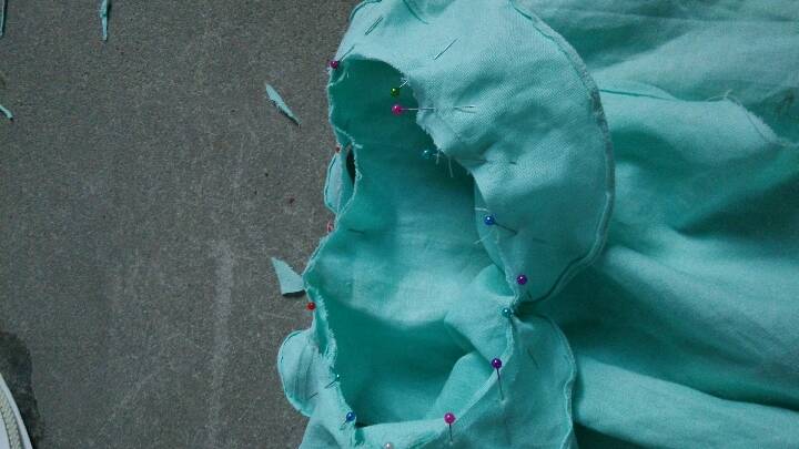 宝宝湖蓝色荷叶边亚麻连衣裙 第8步