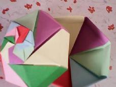 这个盒子的折法很简单，盒子可以用来装小饰品