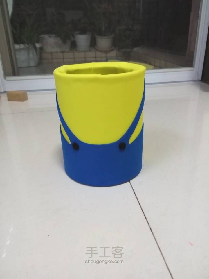 小黄人笔筒 第4步
