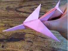 带小朋友们做手工
想起小时候做过的纸飞机
一玩就是一天
现在简单的发出来
找找小时候的那些快乐
