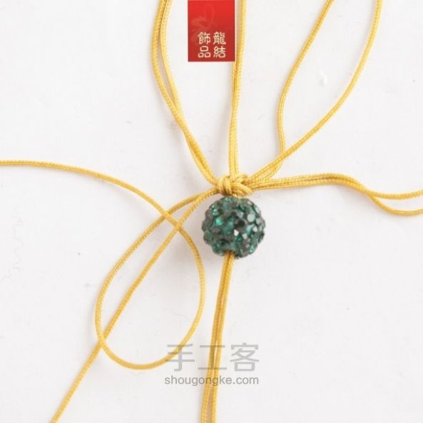 教大家编一条简单的手链---三朵花 第6步