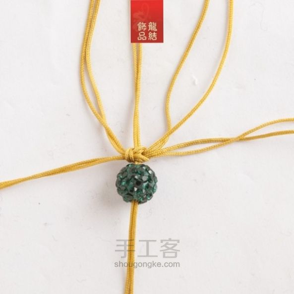 教大家编一条简单的手链---三朵花 第5步