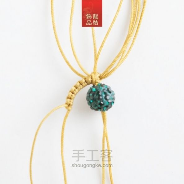 教大家编一条简单的手链---三朵花 第10步