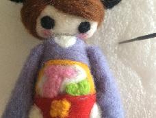 用羊毛毡和自己的一点点想象力和创造力创造出自己的漂亮娃娃