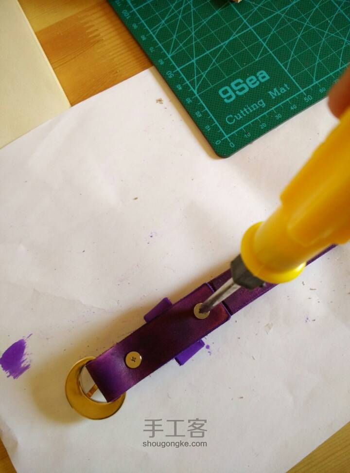 做一条紫色的植鞣革细皮带 第9步