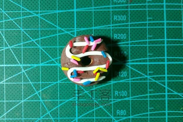 粘土巧克力甜甜圈吊饰 第17步