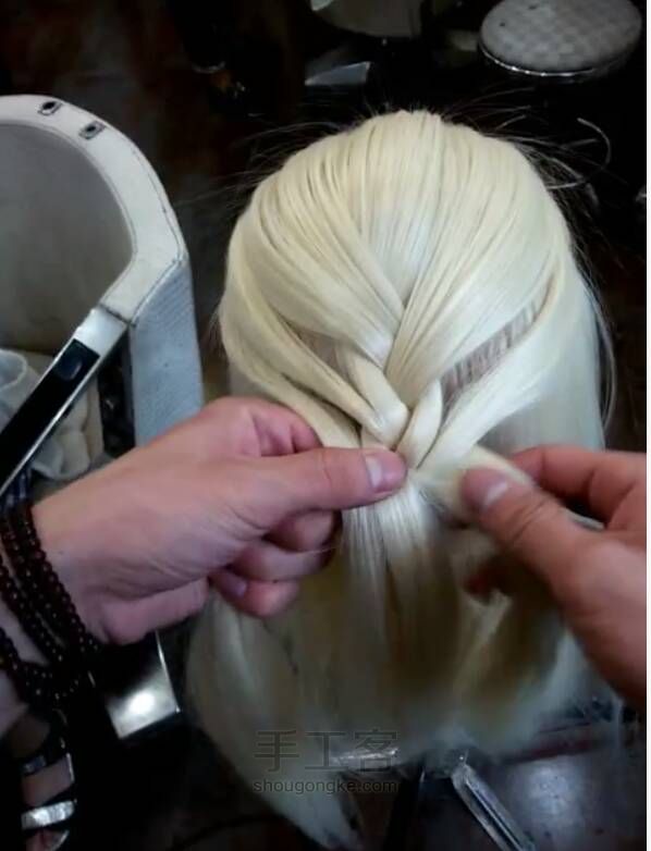教你如何编头发⑦ 第4步