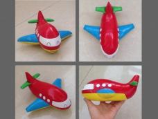 做给儿子的小飞机玩具，里边放了BB器，一捏就响的。
宝宝一拿到手就给了机翼一口……
带出去跟小朋友们一起玩，大家都争抢着要玩哦。