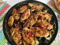 之前发了塔吉锅煲仔饭的教程，有人表示对鸡翅更感兴趣，来咯来咯……超简单超美味……