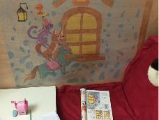 家里的圆台面靠在墙上特别的难看，就在上面加了点小创意，让女儿也一起参与，一起涂鸦，小孩子也会特别开心，在游戏中学习…