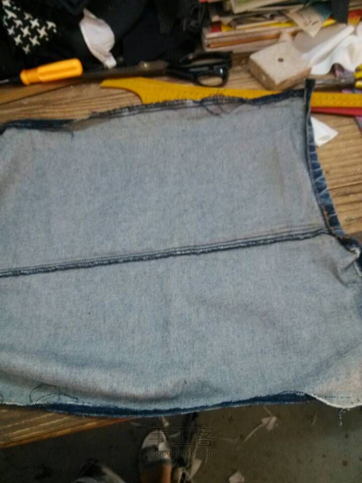旧牛仔裤改造纸巾盒 第2步