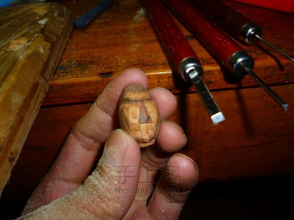 传统手工雕刻橄榄核【罗汉头】教程（李润岩原创） 第8步