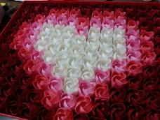 川崎玫瑰是折纸玫瑰里面较为简单的一种，比酒杯玫瑰简单耐看，那么今天我们就一起来折一朵把吧！
