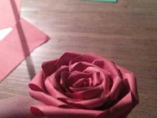不同于川崎玫瑰的纸做玫瑰。非常好看哦~