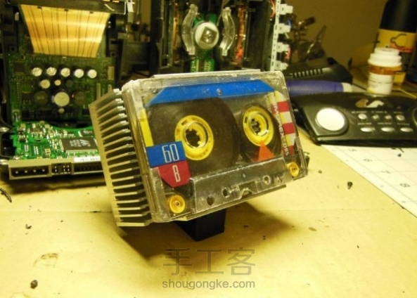 我是那种会留下所有损坏的电子设备的人，因为我有可能会在某天用到这些东西。最后我确实用到它们了：拆了台收录机，做了个机器人，哈哈哈！（via：instructables） 第2张