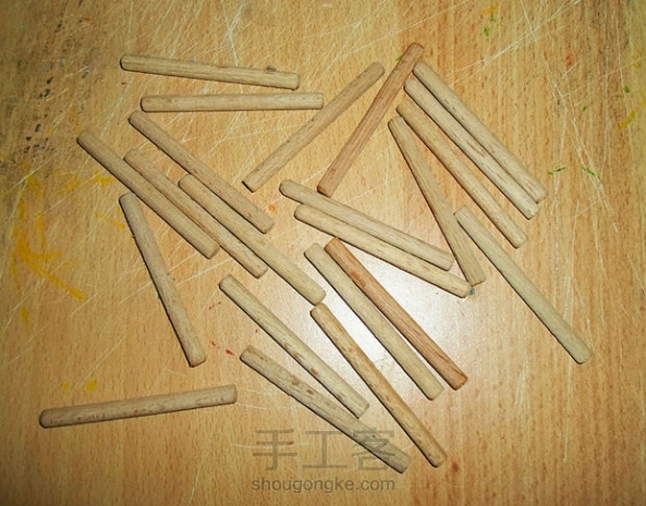 有人用雪糕棍做过这个DNA螺旋台灯，但是用木销组装的话会更显设计感一些哦！