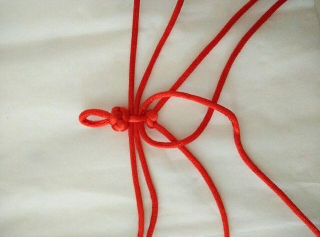 自制红绳手链（美美哒🌹） 第2步
