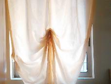 家中的窗帘一成不变的样子会不会让你感觉腻了呢？只需简单的材料和简单的步骤就可以把普通窗帘变为罗马帘啦，改造房间立马走起～