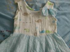 给宝宝做了一件纱布裙，布料轻薄，夏季穿着无负担。