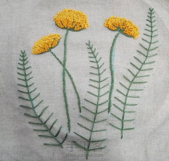 刚刚绣好的，好久不做手有点生了，花叶有点稀不如原作的生动。。。