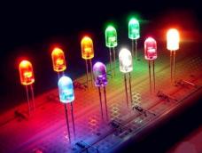 1. 认识LED灯结构及使用方法，掌握利用ArduinoIDE 语句控制灯的开关。
2. 认识面包板及使用方法，了解在电路设计中所起的作用。
3. Arduino板载LED灯闪烁实验物理电路的正确连接。