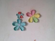 本来这种樱花是布艺的，我试了一下用纸折，结果挺漂亮的，就与大家分享啦~可以用来装饰哦