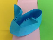 这是一款制作简单，折叠技法巧妙，外观漂亮且实用的折纸作品。以前网上的类似的教程都不够详细，使得折纸爱好者心生遗憾。所以重新整理实拍教程，望折纸爱好者们折出自己喜爱的折纸作品。