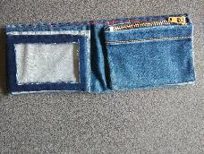 把穿破的牛仔裤改成自己做的钱包，自己用或者送人都还蛮有意义的。我做的比较渣，就只能收藏起来了。。(Ps:有缝纫机最好用缝纫机。)