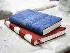 不同于大家常见的书衣做法，将特殊衬布熨烫在面料上一次成型，使书衣既有面料的触感又带有一点柔韧性。无明线，无需缝纫机。