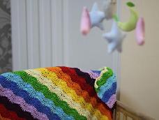 这里是给宝宝钩的彩虹毯，钩织后，可以用做盖毯，床单，沙发垫之类的。